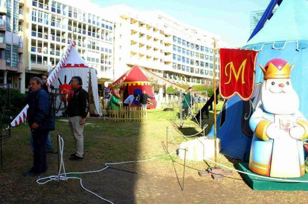 Los enviados de los Reyes Magos instalan su campamento en la Plaza de la Navidad