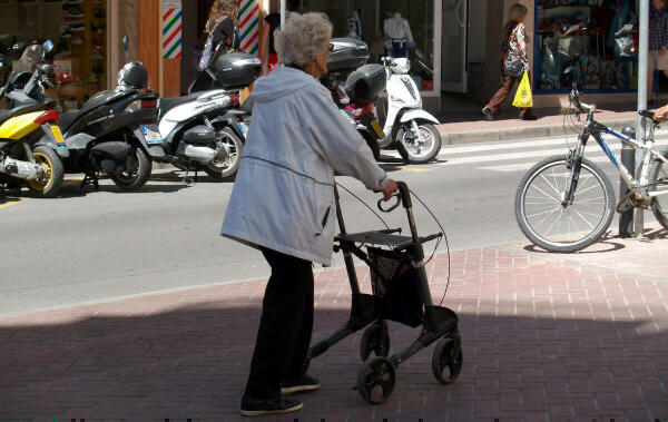 Benidorm destina medio millón de euros para colaborar con la asistencia a domicilio de personas mayores o con poca autonomía