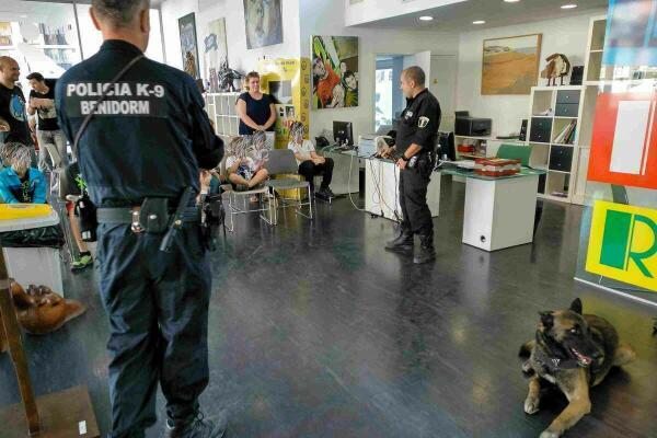 La unidad canina de la Policía Local de Benidorm presente en las actividades del Espai Jove