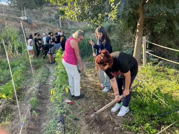 Mayores y jóvenes aprenden en los Talleres Intergeneracionales de La Nucía