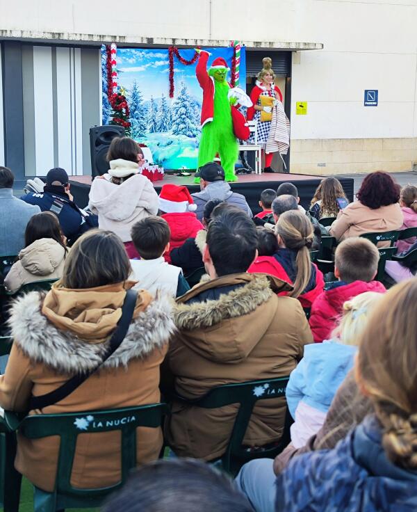 El Grinch hizo disfrutar a ni&ntilde;as y ni&ntilde;os en la plaza del Sol