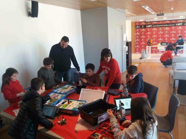 La Nuc&iacute;a &middot; 8 ni&ntilde;os participan en el Campamento de Navidad de Rob&oacute;tica y Tecnolog&iacute;a