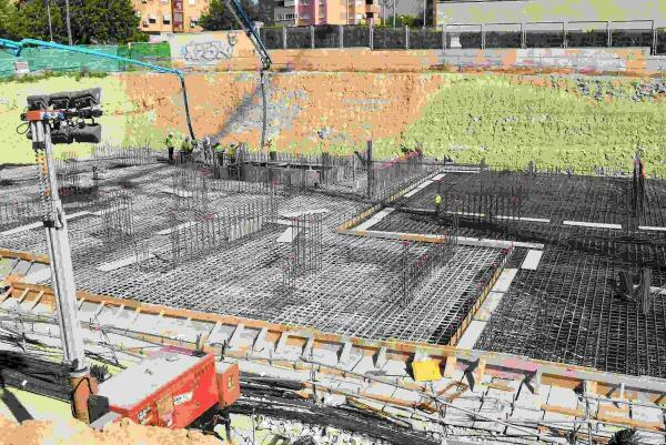 Alibuilding ejecuta el hormigonado de la losa con m&aacute;s de 2.500 metros c&uacute;bicos de hormig&oacute;n y 215 toneladas de acero para sostener el primer rascacielos del Benidorm post-coronavirus.