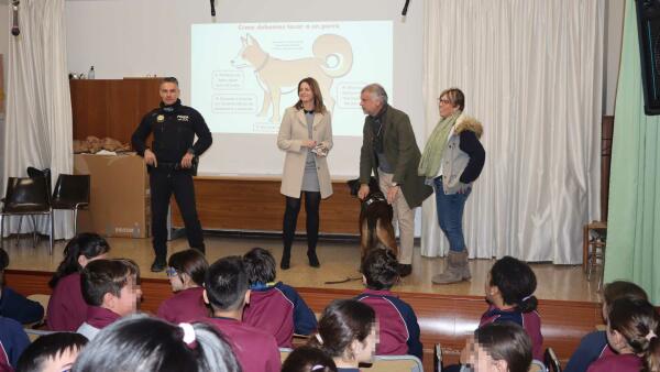 La Unidad K9 de la Policía Local vuelve a visitar desde hoy todos los colegios de Benidorm