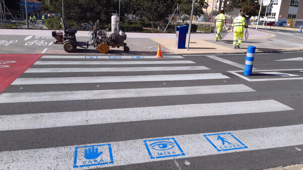 ‘Para, mira, cruza’, los nuevos pasos de peatones didácticos en las zonas escolares