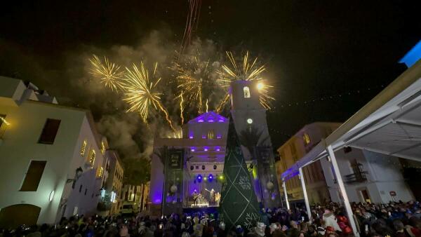 La Nucía recibió a 2025 con una gran fiesta en la plaça Major