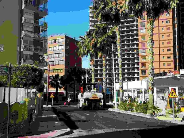 Recta final de los trabajos de reurbanización en la avenida Marina Baixa de la Cala de Finestrat