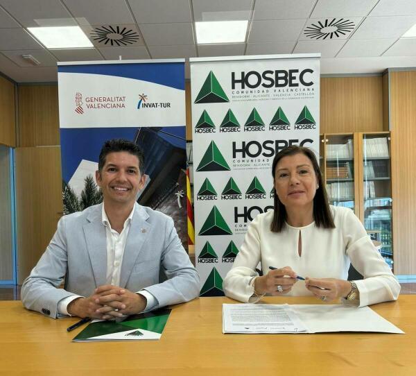 La secretaria autonómica de Turisme, Cristina Moreno, firma en Benidorm el convenio de colaboración con Hosbec para la campaña 2024