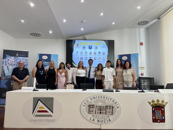 10 estudiantes de la Escuela de Adultos de La Nucía se gradúan en ESO 
