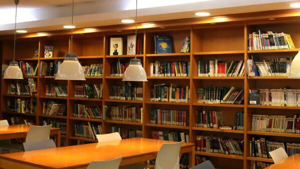 La Biblioteca Central de Benidorm inaugura el ciclo ‘Encuentros con autor’ con Luis Miguel Morán Bregel 