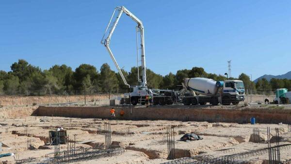 Benidorm inicia una nueva fase en la construcción del tanatorio con el comienzo de los trabajos de hormigonado de la parcela   