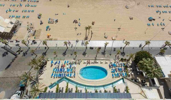El hotel Cimbel de Benidorm, primer hotel de España con habitaciones autosuficientes gracias al autoconsumo fotovoltaico