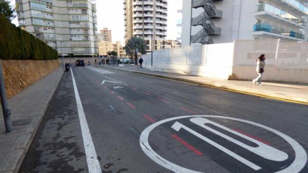 Benidorm finaliza la renovación de la calle Primavera con una nueva parada de autobuses y cambio de sentido del tráfico 