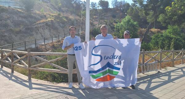 Villajoyosa iza las banderas azules en el sendero de la Volta al Cantal y el de la Colada de la Costa
