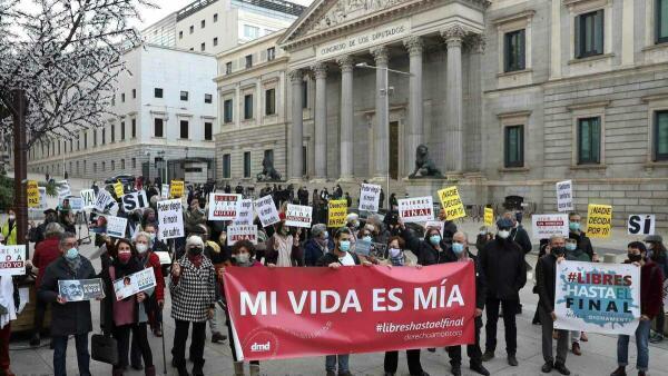 Espa&ntilde;a legaliza la ley de eutanasia: qui&eacute;n podr&aacute; solicitarla, c&oacute;mo y con qu&eacute; control