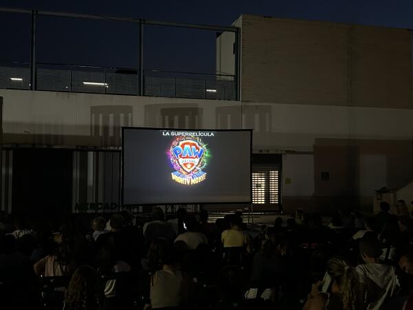 El Cine Estival Familiar “llevó a la Patrulla Canina” a la plaza del Sol
