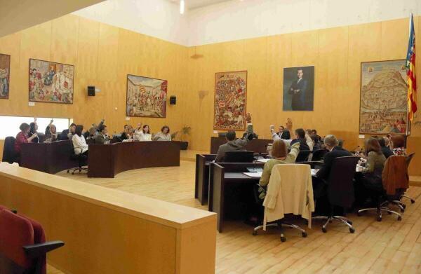 Benidorm · El pleno respalda la moción del gobierno local para que la Generalitat permita al sector del taxi disponer de vehículos de 7 plazas 