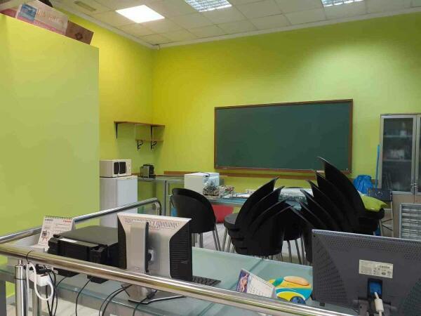 La concejalía de Servicios Técnicos lleva a cabo el arreglo de la sala municipal de la Cala
