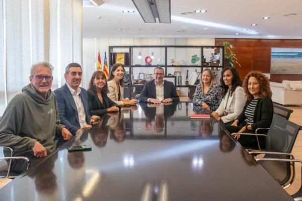 El alcalde de Benidorm recibe a la nueva junta directiva de Avibe, presidida por Débora Carretero 