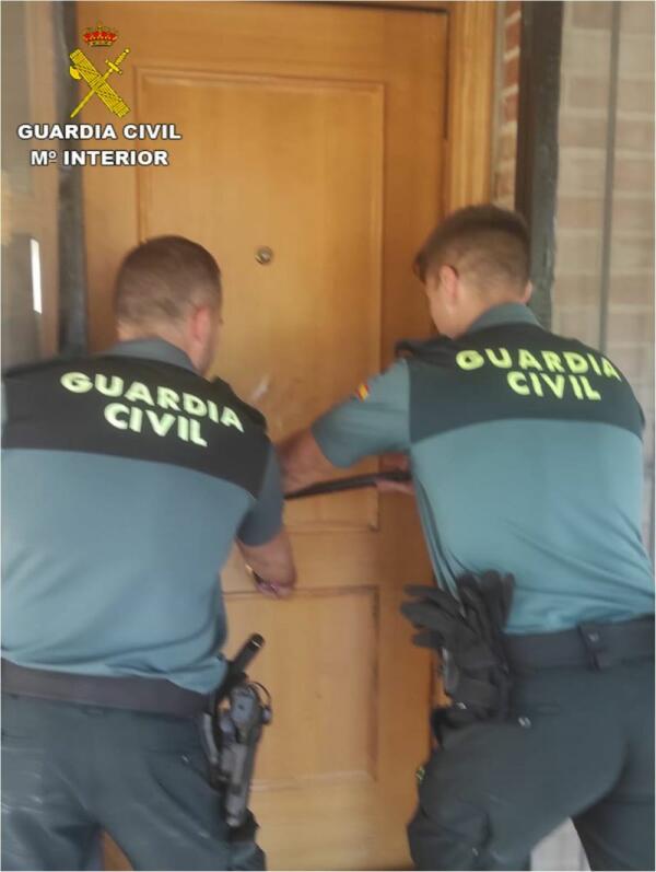 La Guardia Civil auxilia a un hombre que perdió la consciencia estando solo en su casa 