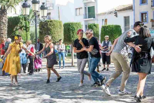 Las zonas comerciales de Altea se llenan de arte con &lsquo;Compra amb Art&rsquo;