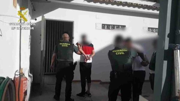 La Guardia Civil detiene en Benidorm a una banda especializada en robar dentro de veh&iacute;culos en campos de golf. 