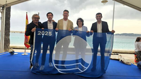 Villajoyosa recoge las 6 banderas azules que reconocen la calidad de sus playas y la bandera azul del Club Náutico