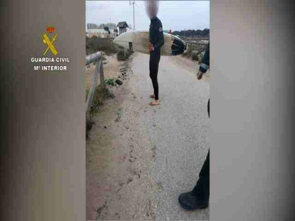 La Guardia Civil sorprende a un surfista y a un bañista en las playas de Guardamar del Segura (Alicante). 