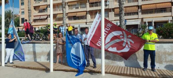 Andreu Verdú y Herick Campos izan las Banderas Azules y Banderas Qualitur de Turisme CV en las playas de la Vila Joiosa