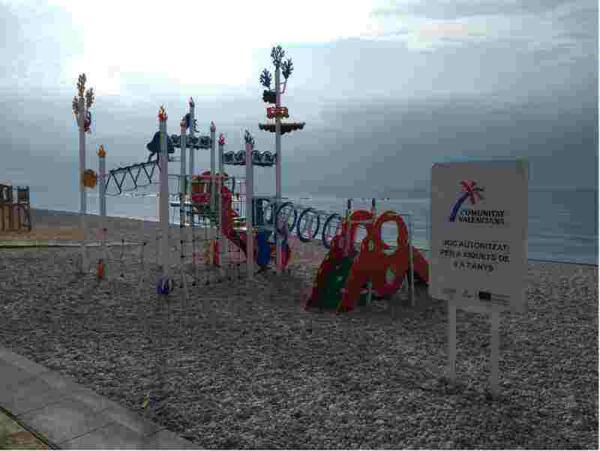 Altea &middot; El edil de Infraestructuras anuncia la ampliaci&oacute;n de juegos del parque de la playa de La Roda 