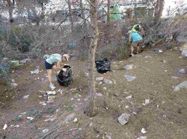 La Vila &middot; Se recogen 700 kilos de vidrio y cuatro contenedores de enseres y basuras en la I Jornada de limpieza en la Cala