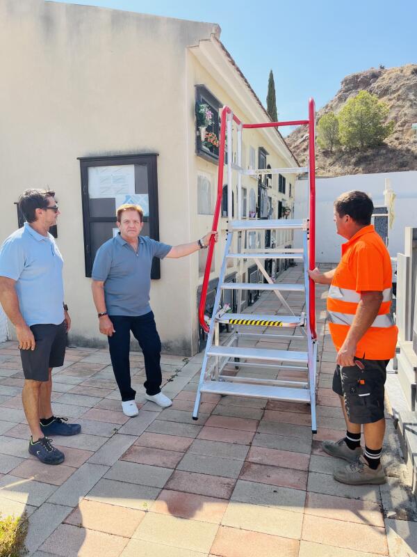 Finestrat incorpora una nueva escalera m&oacute;vil para mejorar la accesibilidad y la seguridad en el cementerio municipal