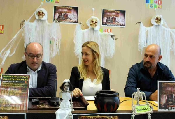El esp&iacute;ritu de Halloween llega a la calle Gambo para incentivar las compras en el comercio local