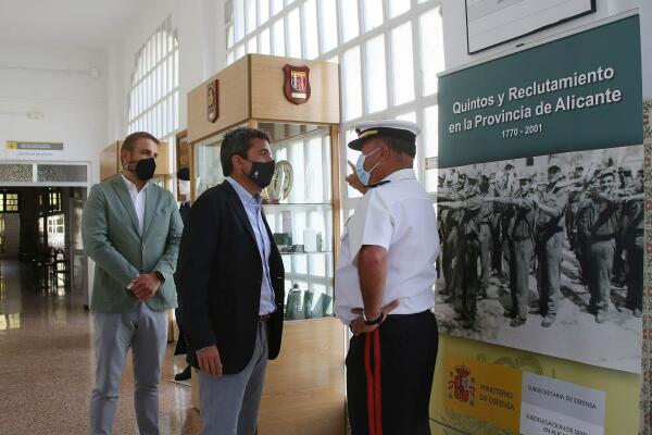 El presidente de la Diputación de Alicante visita en la Subdelegación de Defensa la exposición ‘Quintos y reclutamiento en la provincia. 1770-2001’ Mazón: “Los españoles estamos orgullosos de la labor humanitaria de nuestras fuerzas armadas en Afganistán”