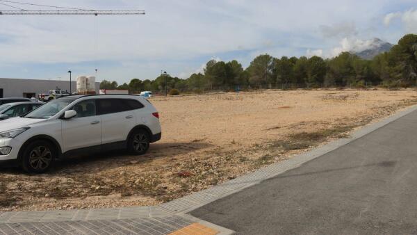 El Ayuntamiento incrementa las plazas de aparcamiento en el Cementerio de Sant Jaume por Todos los Santos
