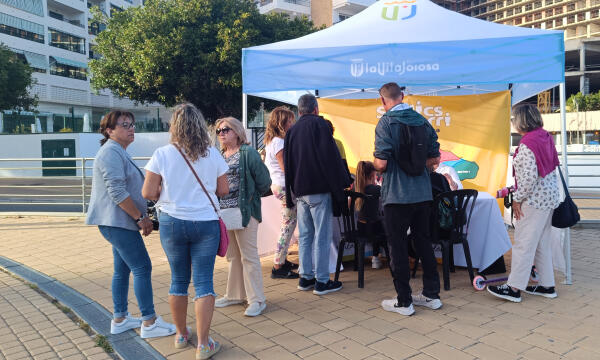 El S&iacute;ndic de Barri Jaime Santamar&iacute;a atiende a los vecinos de la Cala de Villajoyosa