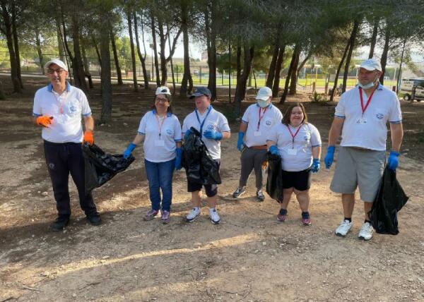 Usuarios del Doble Amor y otros colectivos preparan el circuito del III Cross Solidario Campo a Través en los senderos de El Moralet