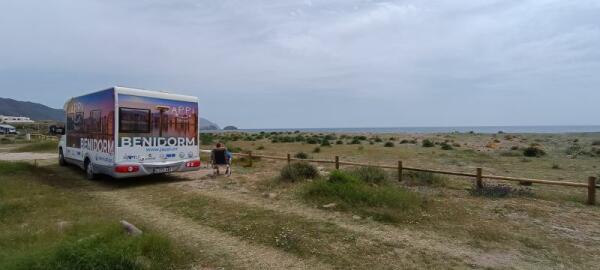 La playa de Los Escullos en el Cabo de Gata nos recuerda y enseña a disfrutar de Autocaravana Vivir