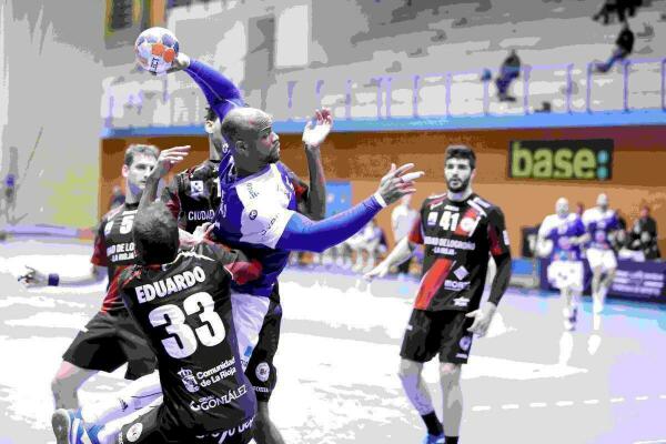 La renovaci&oacute;n de &Aacute;ngel Rivero fortalece la primera l&iacute;nea del BM Benidorm.