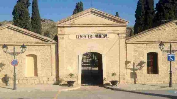 El Ayuntamiento de la Vila Joiosa dispone todo en el cementerio de cara a la festividad de Todos los  Santos