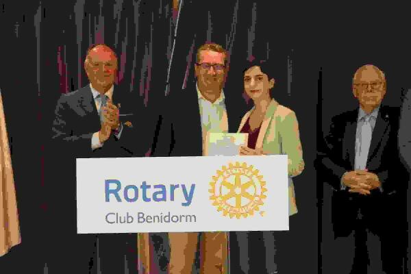 Marina Carrillo Sala gana el premio ‘Isidro Cortina’ del Rotary Club a la mejor estudiante de la Marina Baixa