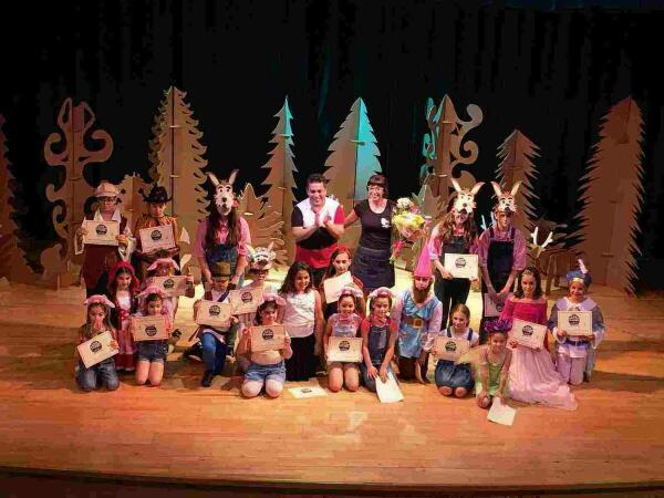 Lleno de p&uacute;blico en la Casa de Cultura de Finestrat para asistir al fin de curso del grupo &ldquo;Arteatro&rdquo;