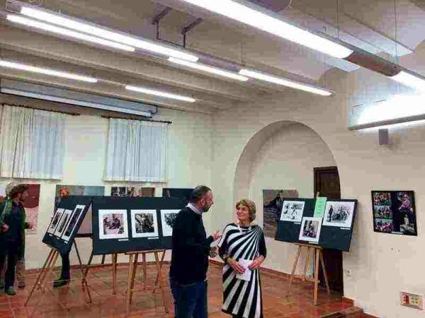Altea &middot; Inaugurada la exposici&oacute;n fotogr&aacute;fica &ldquo;Mujeres del Mundo&rdquo; 
