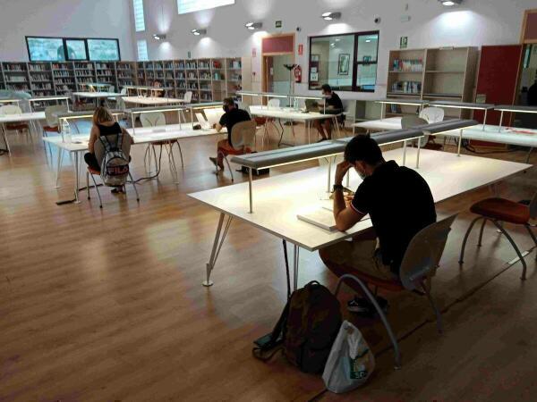 Las Bibliotecas de La Nuc&iacute;a reciben a sus primeros usuarios