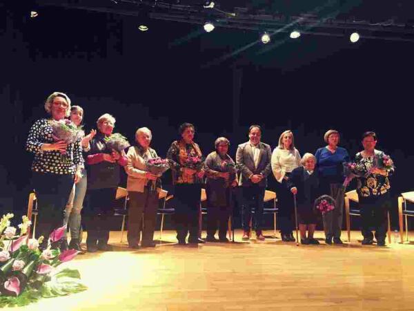 Mujeres pioneras de Finestrat participaron ayer en una mesa redonda sobre la evoluci&oacute;n de la igualdad en la localidad 