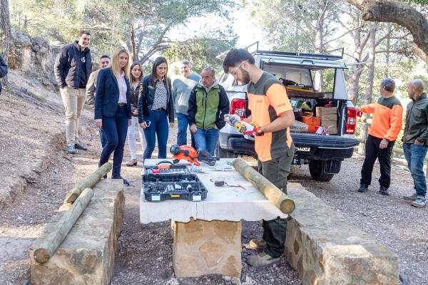 LA SECRETARIA AUTON&Oacute;MICA DE MEDIO AMBIENTE JUNTO AL DIRECTOR DEL PARQUE NATURAL SERRA GELADA VISITAN LAS LABORES DE ACONDICIONAMIENTO DEL PUIG CAMPANA 