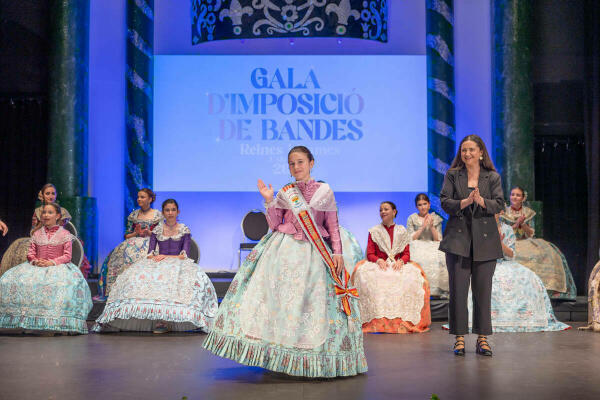 La Casa de Cultura del’Alfàs acogió la gala de imposición de bandas a las reinas y damas de 2024 