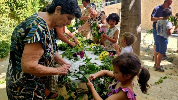 La Ronda de Fanalets y el taller de coronas de flores protagonizan las populares actividades de la víspera de San Juan   