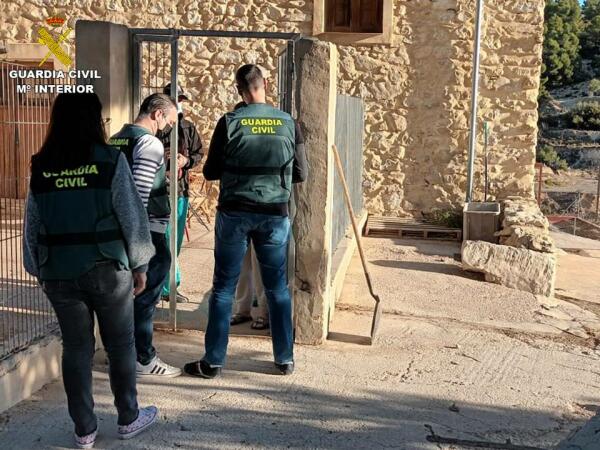 La Guardia Civil de Alicante destapa una estafa con la compra de móviles a través de Wallapop