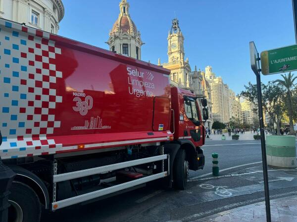 Camiones de recogida de residuos de Madrid, Barcelona y Zaragoza llegan a València para cubrir las necesidades de las zonas no afectadas por la DANA